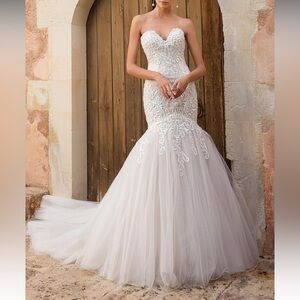 Elegant Strapless Ivory Wedding Dress